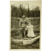 Wehrmachtin upseeri rikkinäisen ensimmäisen maailmansodan muistomerkin vieressä Verdunin lähellä.